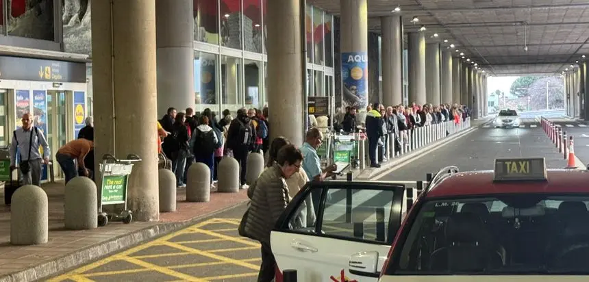 lanzarote airport taxi queue.webp
